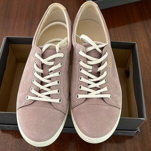 Ecco soft 7 rose dust size 39 sneaker. Like new. Worn once. With box.